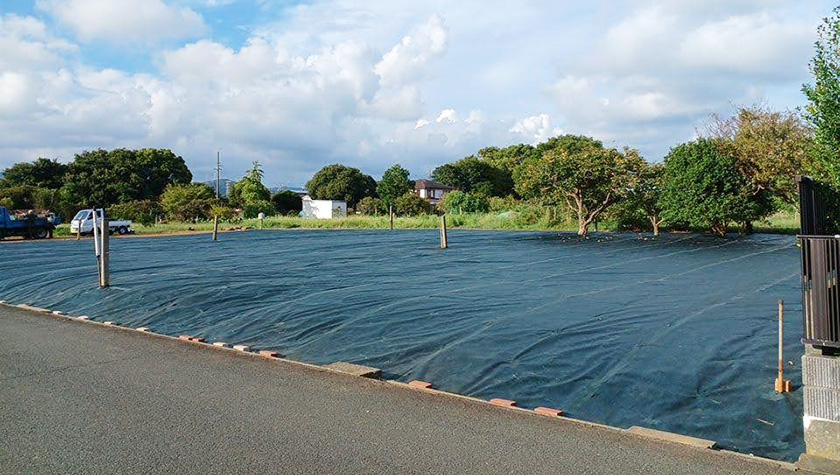 浜松市浜名区空き地の防草シートの敷設作業